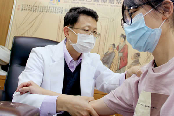 台中大甲仁恩堂中醫診所醫師診治照片